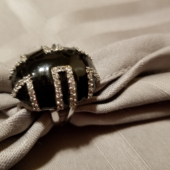 RHODIUM PLATED ENAMEL RING. - Picture 2 of 6